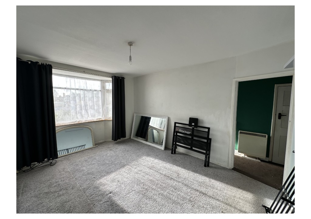 Lot: 171 - SEMI-DETACHED HOUSE WITH GARDEN TO FRONT AND REAR - Living Room with bay window over front garden